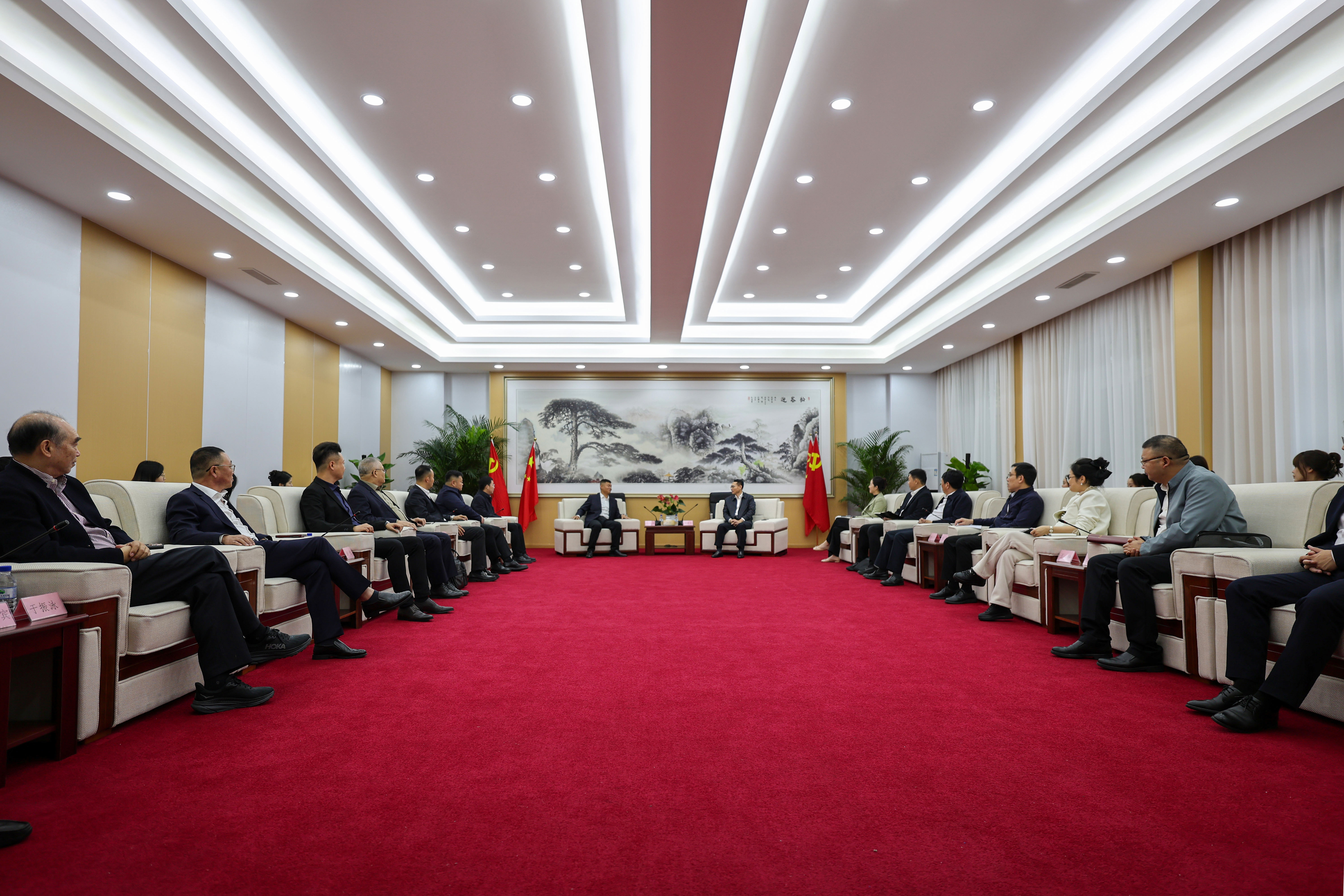王文亮与海南省东方市委书记李爱华会谈，苏德库参加会谈